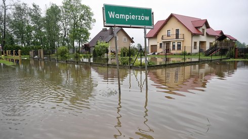 Podtopienia w Wampierzowie koło Mielca/ fot. Darek Delmanowicz, PAP