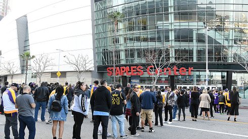 Tłumy w i przed halą Staples Center