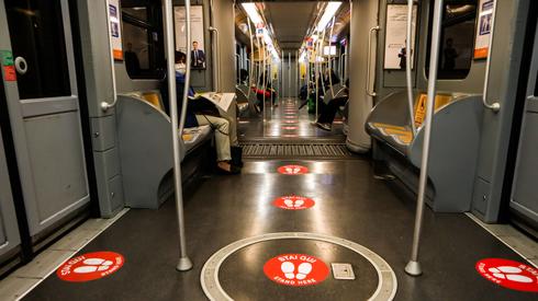 Mediolan. Nowe oznakowanie w środkach transportu publicznego wskazujące na odległość, jaką należy zachować między pasażerami. Fot. Mairo Cinquetti / NurPhoto / AFP 