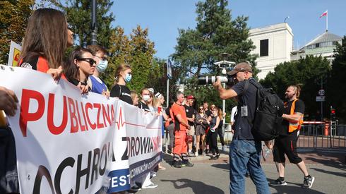 Protest medyków przed budynkiem Sejmu w Warszawie / fot. Tomasz Gzell, PAP