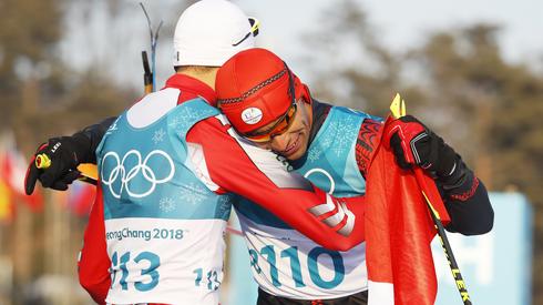 Pita Taufatofua z Tonga odbiera gratulacje od Samira Azzimana z Maroka. Autor: PAP/EPA/DIEGO AZUBEL