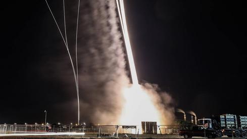 Izraelski system Żelaznej Kopuły zostaje uruchomiony w celu przechwycenia rakiet wystrzelonych przez HamasZdjecie: 	Ilia Yefimovich/EPA/PAP
