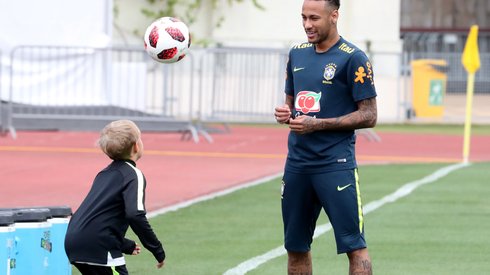 Neymar ze swoim synem podczas treningu reprezentacji Brazylii w Soczi (fot. PAP/EPA)