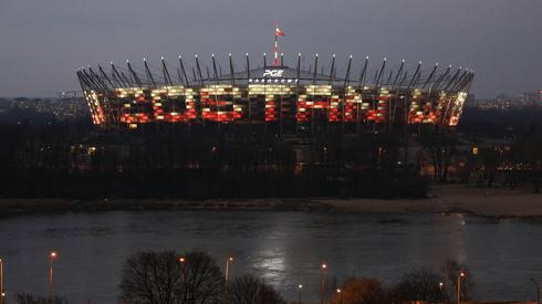 ZOSTAŃ W DOMU - zaapelowano poprzez napis na Stadionie Narodowym.