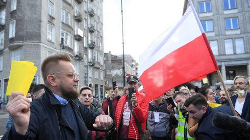 Protest przedsiębiorców przeniósł się z centrum Warszawy pod Sejm. Organizatorem jest kandydat na prezydenta Paweł Tanajno 