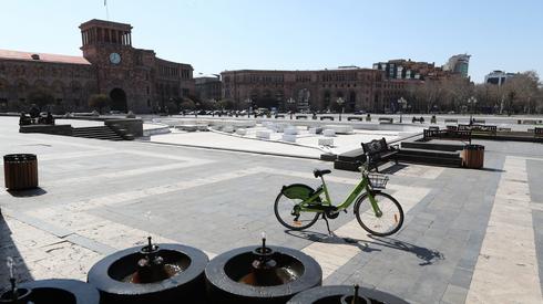 Pusty plac Republiki w Erewaniu (stolica Armenii). Fot. Hayk Baghdasaryan / ANADOLU AGENCY/AFP