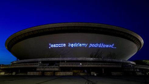 Pokrzepiające iluminacje wyświetlane na fasadzie hali Spodka w Katowicach (PAP/Andrzej Grygiel)