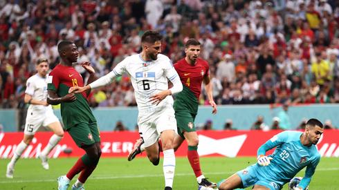 Rodrigo Bentancur's chance, saved by Diogo Costa 