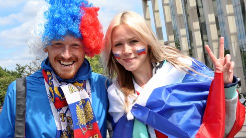 Do meczu pozostały już niecałe 3 godziny, pod stadionem Łużniki coraz więcej rosyjskich kibiców (fot. PAP/EPA)