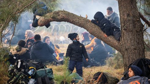 Białoruskie media publikują coraz więcej zdjęć przedstawiających imigrantów koczujących przy granicy z Polską.