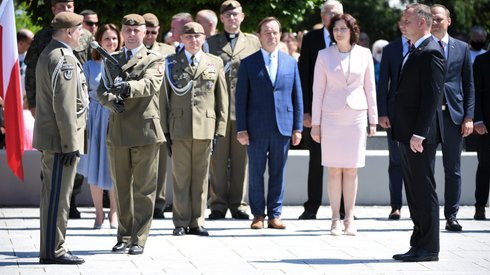 Prezydent jest dziś w Nowej Dębie. Odbyła się tam uroczystość złożenia przysięgi wojskowej przez żołnierzy 3. Podkarpackiej Brygady Obrony Terytorialnej/ fot. Darek Delmanowicz, PAP