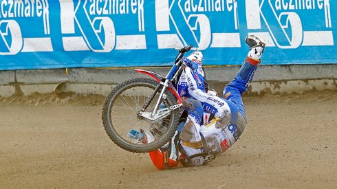 Upadek Kacpra Pludry (Fot. Paweł Wilczyński/Cyfrasport)