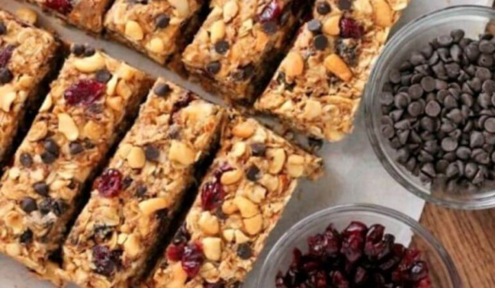 Proteinowy baton RAW bez cukru o smaku żurawiny i daktyli z dodatkiem konopi siewnej