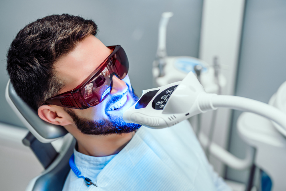 Laserowe wybielanie zębów - cena zabiegu. Kiedy i gdzie wykonać laserowe  wybielanie zębów?