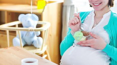 Czy można spożywać bezpiecznie lody w ciąży? Położna wyjaśnia
