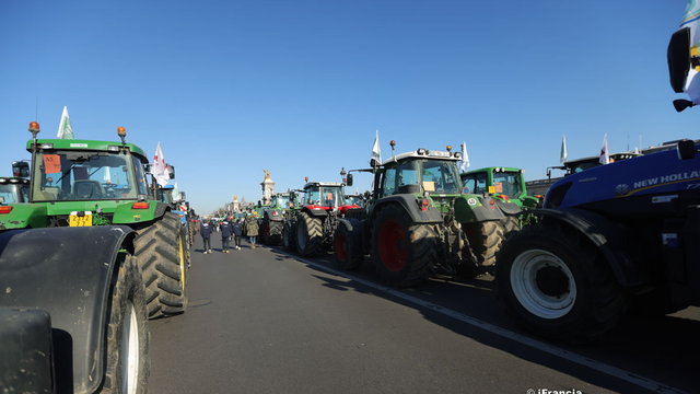 Protest rolników pod Łukiem Triumfalnym w Paryżu, 66 osób zatrzymanych - iFrancja