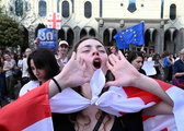 Protesty w Gruzji przeciwko „ustawie o zagranicznych agentach”. Policja użyła gazu, biła uczestników