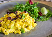 Smaczne i szybkie śniadanie — ciekawe przepisy na jajecznicę
