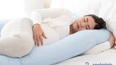 Na którym boku spać w ciąży? Oto bezpieczne pozycje do snu