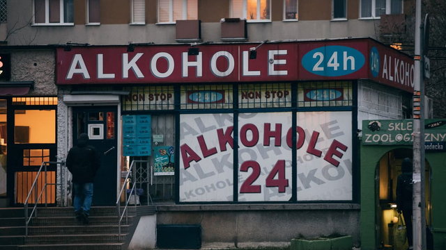 Zakaz sprzedaży alkoholu w nocy. W Warszawie trwa spór, inne miasta już liczą korzyści