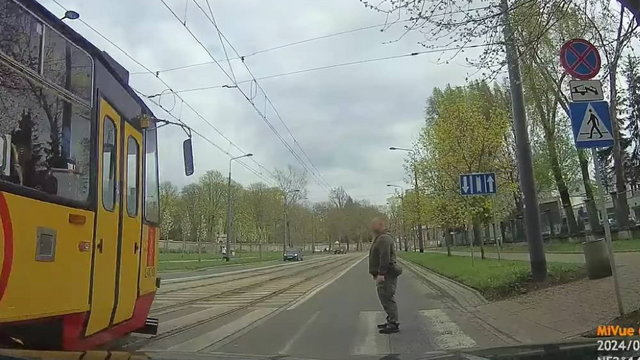 Tramwaj przed pieszym. Czy motorniczy Tramwajów Warszawskich złamał prawo? - brd24.pl