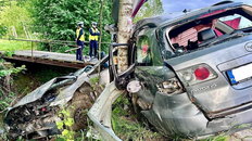 Tragiczny wypadek nastolatków. Mazda przełamała się na pół. Nie żyje 18-latek
