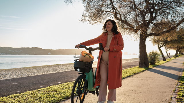 Czy w ciąży można jeździć na rowerze? Położna wyjaśnia