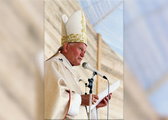 Kard. Comastri w 10. rocznicę kanonizacji: Za co kochamy św. Jana Pawła II? - Vatican News