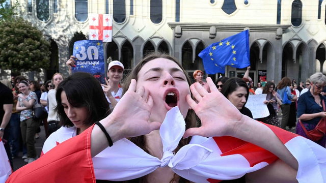 Protesty w Gruzji przeciwko „ustawie o zagranicznych agentach”. Policja użyła gazu, biła uczestników