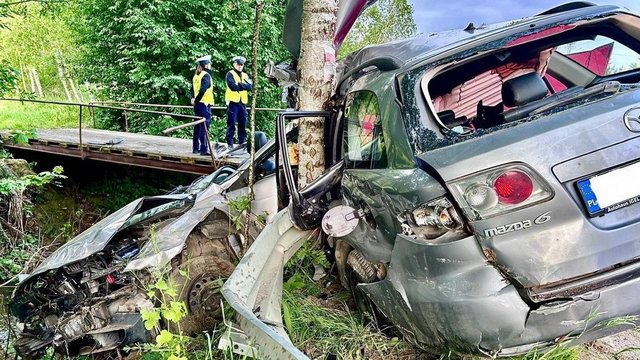 Tragiczny wypadek nastolatków. Mazda przełamała się na pół. Nie żyje 18-latek