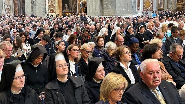 Tysiące wiernych w Watykanie uczciło Jana Pawła II w 10. rocznicę jego kanonizacji - Vatican News