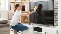 Czym czyścić ekran telewizora? Przedstawiamy sposoby i preparaty