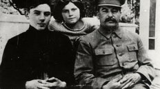Józef Stalin – fatalny ojciec, gwałciciel i domowy dyktator