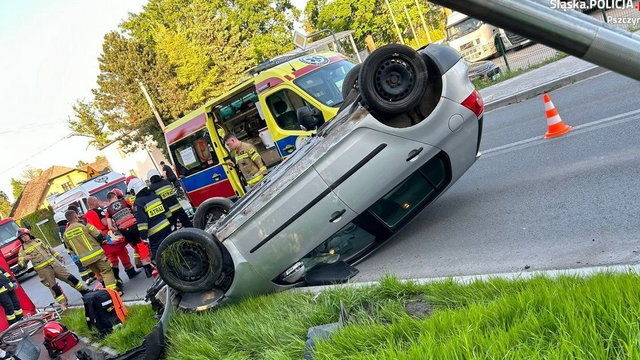 Dramatyczny wypadek na Śląsku! Samochód potrącił rowerzystkę, ściął znak, a potem dachował