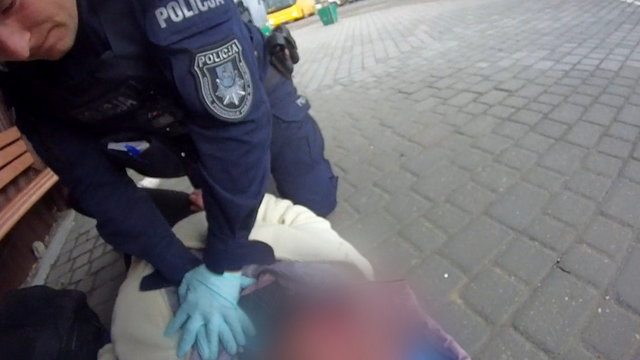 Miała otwarte puste oczy. Policjant zdążył krzyknąć, że nie oddycha. Wstrząsające nagranie