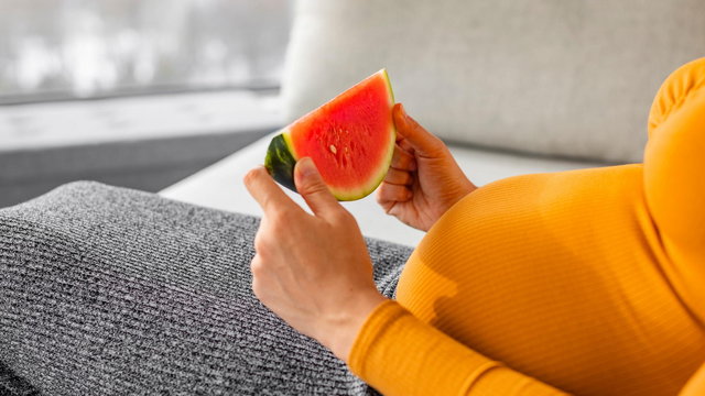 Czy w ciąży można jeść arbuza? Położna wyjaśnia