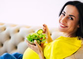 Czego nie można jeść w ciąży? Położna wskazuje zabronione produkty