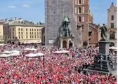 "Tak się bawią ludzie, kiedy nasza Wisła gra". Tysiące ludzi świętuje zwycięstwo "Białej Gwiazdy" na krakowskim Rynku [WIDEO]