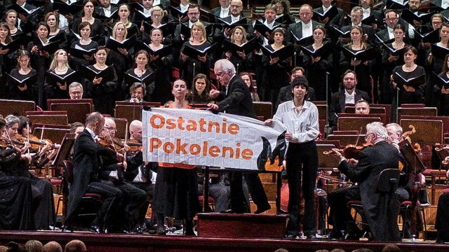 Aktywistki przerwały koncert w Filharmonii Narodowej. „Nasz świat płonie, przedstawienie nie może trwać”