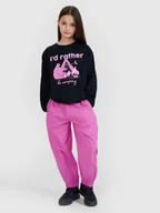 Spodnie i spodenki dla dziewczynek - 4F Spodnie casual joggery z szerokimi nogawkami dziewczęce - różowe 122 (6-7 lat) - miniaturka - grafika 1