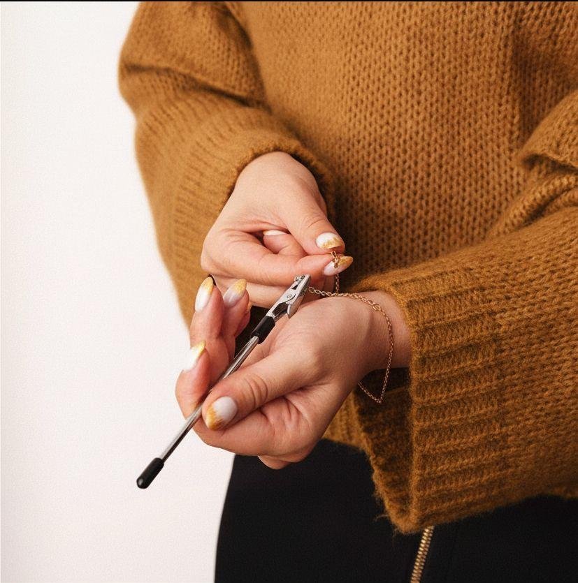 Przyrząd do zapinania bransoletek łapacz kolor srebrny