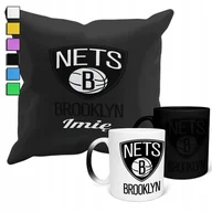 Gadżety dla niej i dla niego - ZESTAW KUBEK MAGICZNY + POSZEWKA Z PODUSZKĄ- NBA BROOKLYN NETS KOSZ + IMIĘ - miniaturka - grafika 1