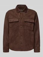 Kurtki męskie - Kurtka o kroju regular fit z imitacji skóry welurowej z kieszeniami z patką na piersi model ‘RAVI’ - miniaturka - grafika 1