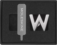 Notesy i bloczki - Przypinka Moleskine W - miniaturka - grafika 1