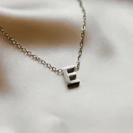 Łańcuszki - Naszyjnik męski srebrny łańcuszek z literką E ze stali szlachetnej - miniaturka - grafika 1