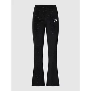 Spodnie damskie - Spodnie dresowe o kroju tight fit z logo na całej powierzchni - Nike - grafika 1