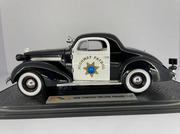 Samochody i pojazdy dla dzieci - Yat Ming- Signature Pontiac Deluxe Police Car 1936 Black  1:18 18140-1 - miniaturka - grafika 1
