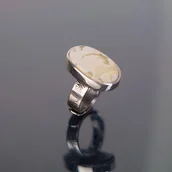 Pierścionki - Delikatny pierścionek z mlecznym bursztynem owalnym - miniaturka - grafika 1