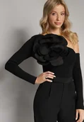 Bluzki damskie - Czarna Asymetryczna Bluzka z Prążkowanej Wiskozy z Ozdobnym Kwiatem Badian - miniaturka - grafika 1