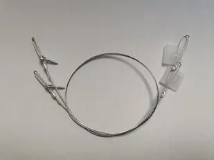 EM006 ZESTAW LINEK STALOWYCH Z ZAWIESZKĄ KASETONOWĄ I WKRĘTEM OCZKOWYM, OM - LINKA STALOWA 1MM; (1X500MM) - Systemy ekspozycyjne i znaki informacyjne - miniaturka - grafika 1